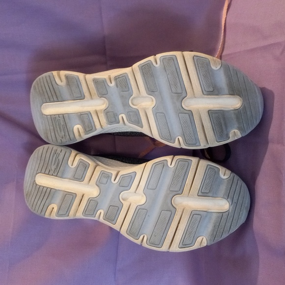 Skechers Arch Fit  Size 6 - Picture 3 of 4